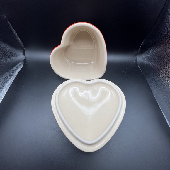 Le Creuset Ombre Red Heart Shape Miniature Covered Ramekin Stoneware Cocotte - Picture 9 of 12